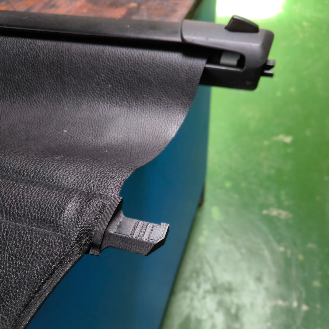VW Passat B7 Variant Cargo Cover Hook